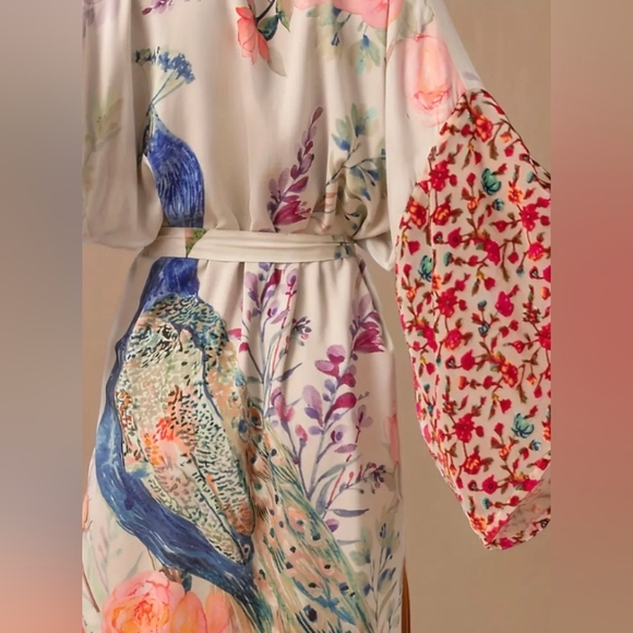 Silky Soft White Peacock Floral Kimono Cover-Up Open Robe Duster Wrap in White - Picture 4 of 13